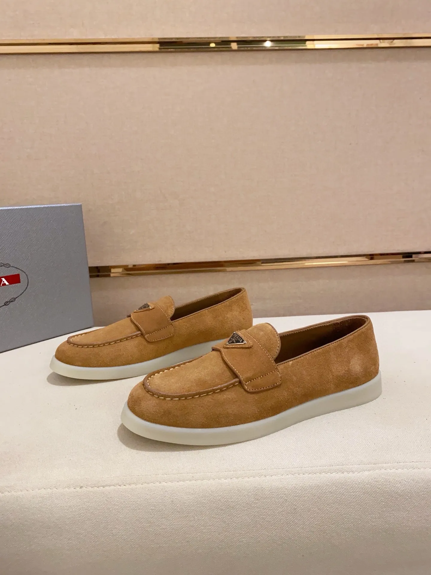 Men's shoes 💰 580💰 ✔️✔️✔️High-quality new PRADA counters are launched at the same time. The new men's shoes and 😘fabrics are selected from high-silk bald cowhide and are made by pure handicrafts. Lining: Full cowhide lining. 👍🏿 High-end ☄️ air-cushion molded anti-slip rubber outsole, exquisite lines, simple and elegant, comfortable and high-end for leisure travel. Code number: 38 to 44 (45 can be customized)